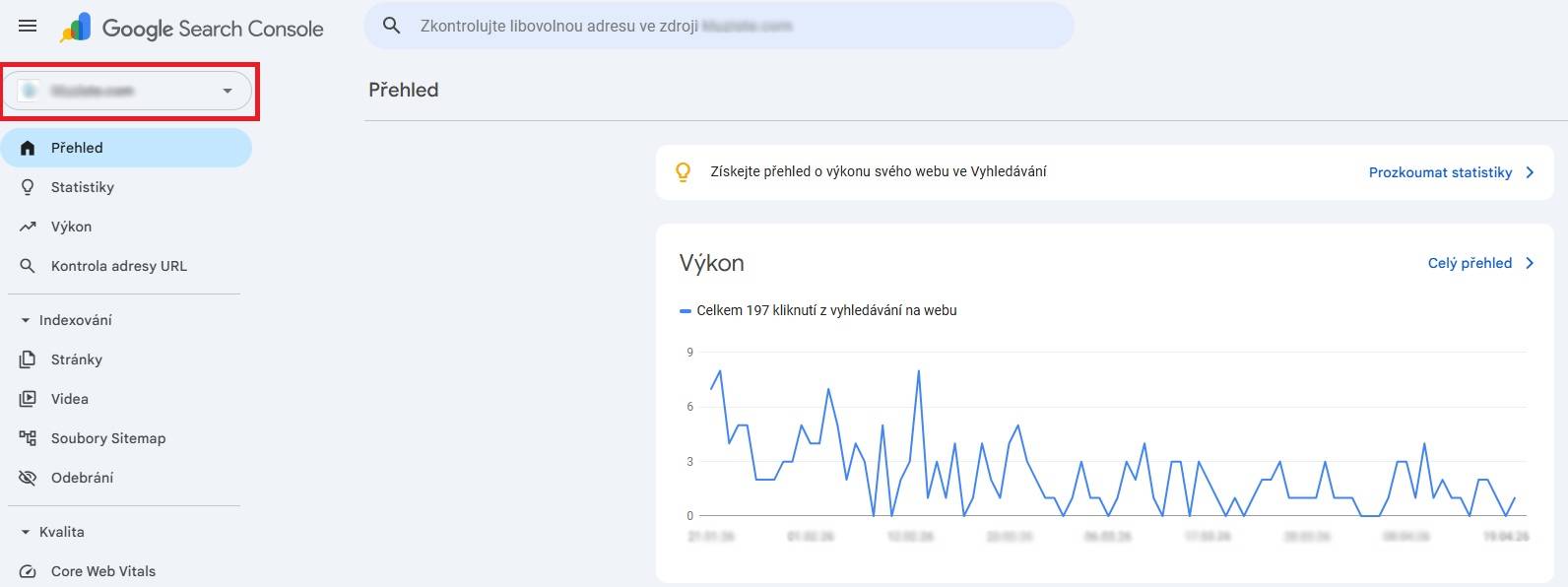 Screenshot Google Search Console s červeně zvýrazněným výběrem webové stránky vlevo nahoře